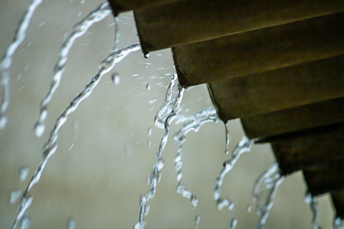 エアコンからの水漏れを点検する様子
